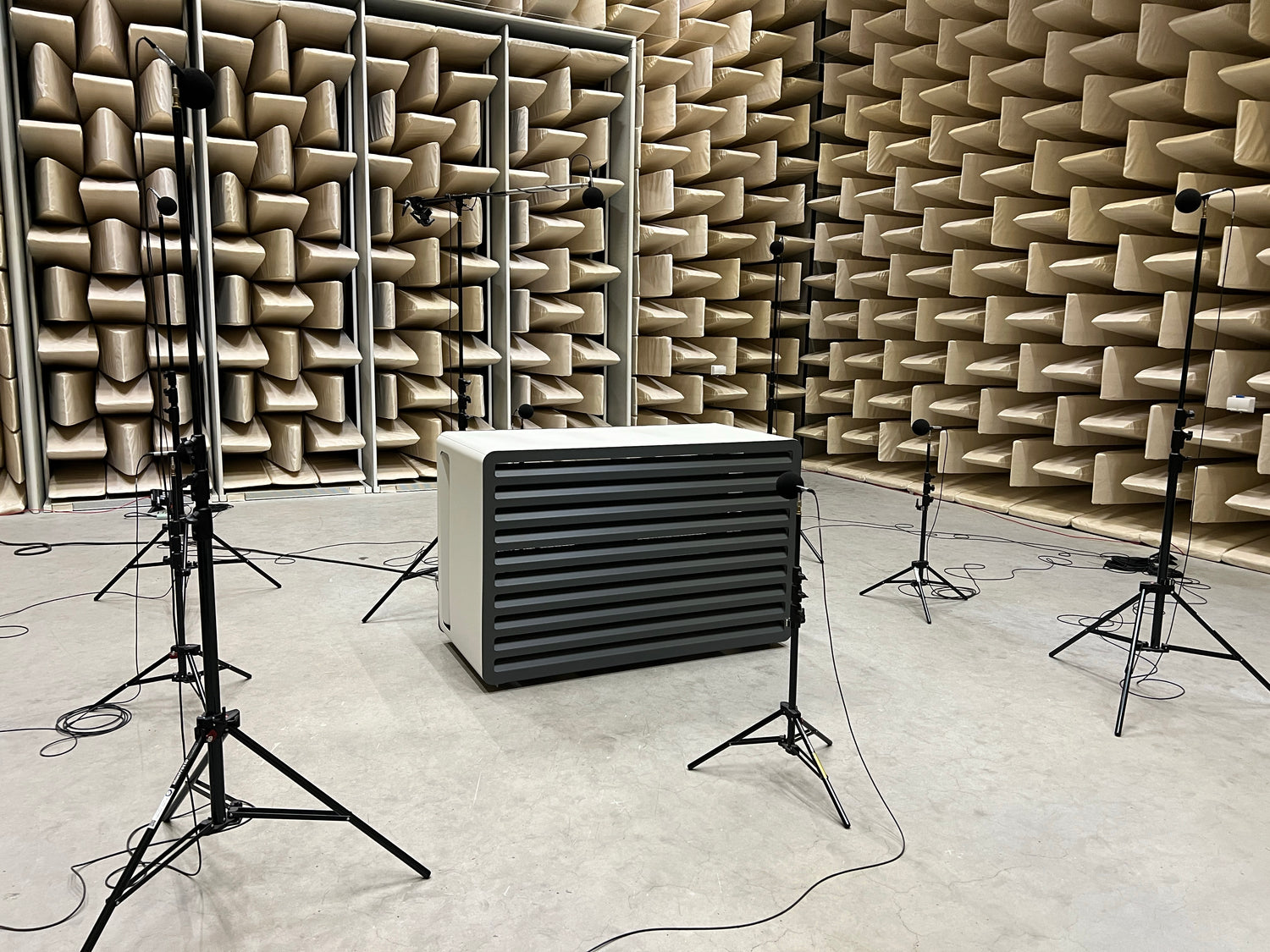 Leiser Betrieb und elegantes Design mit der LOOP Schallschutzhaube von urbanshell