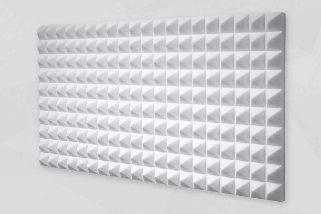 Diagonal stehende Melaminschaumstoffplatte in Pyramidenform zur Schallabsorption