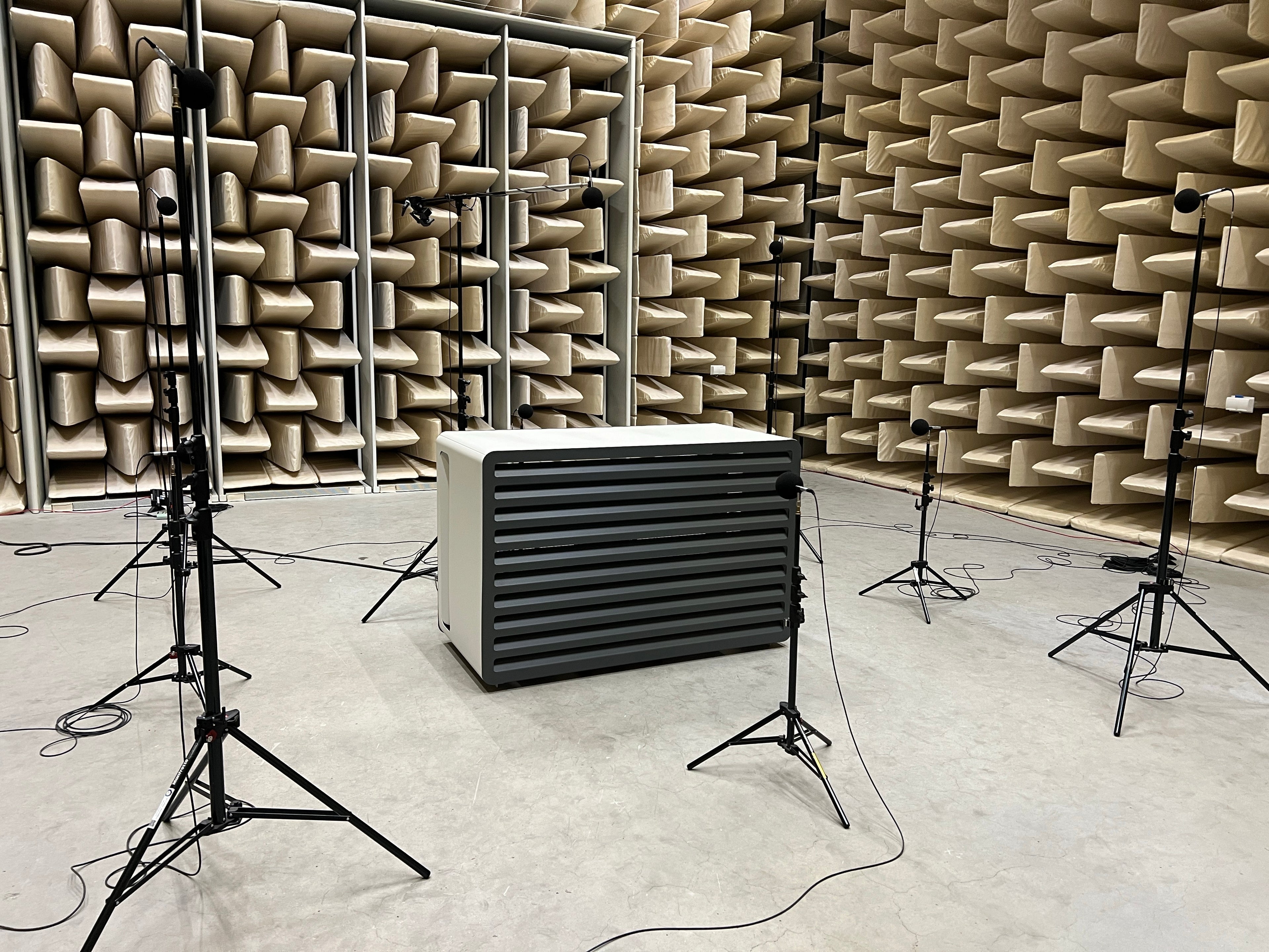 Leiser Betrieb und elegantes Design mit der LOOP Schallschutzhaube von urbanshell