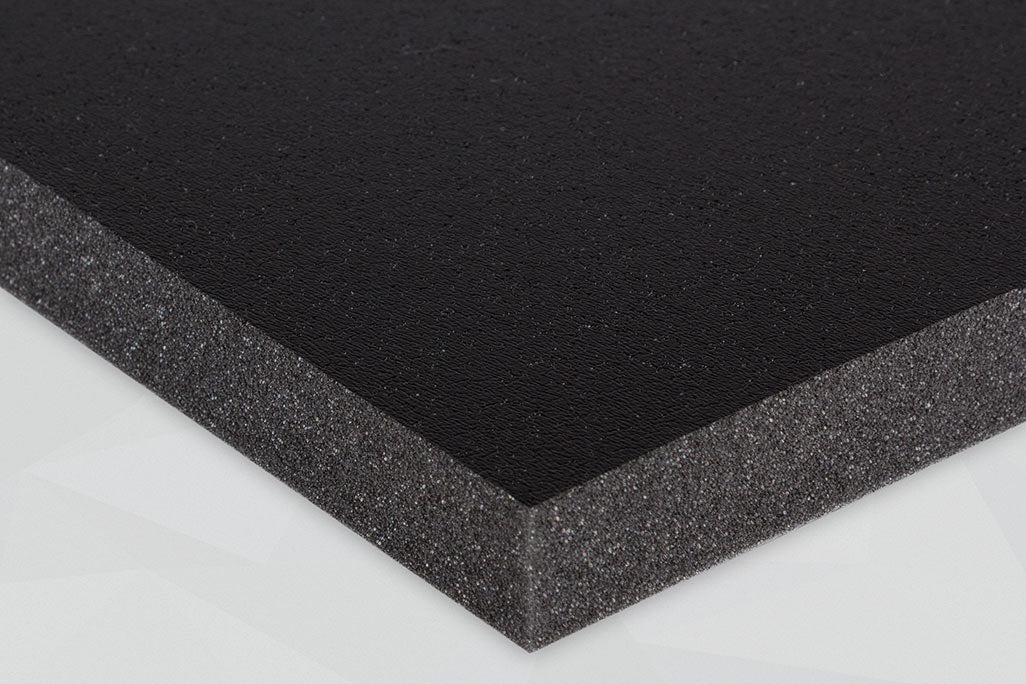 Ausschnitt einer PUR-Schaumstoffplatte mit schwarzer Folienoberfläche