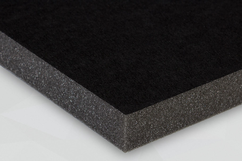 Ausschnitt einer PUR-Schaumstoffplatte mit schwarzer Vliesoberfläche