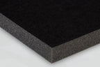 Ausschnitt einer PUR-Schaumstoffplatte mit schwarzer Vliesoberfläche