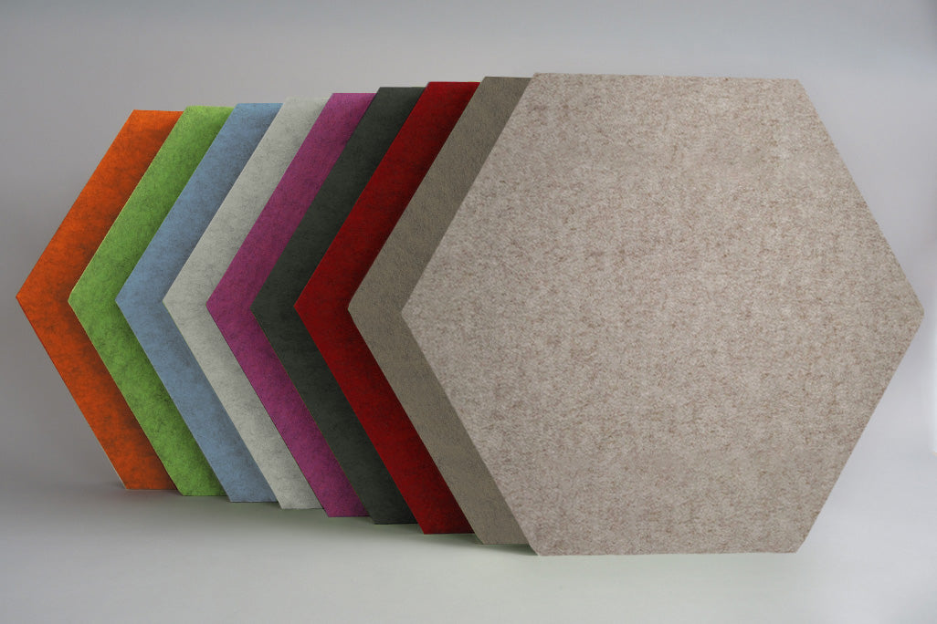 9 Akustikelemente in verschiedenen Farben in Form eines Hexagons (soni ELEMENT HEXAGON) nebeneinanderstehend