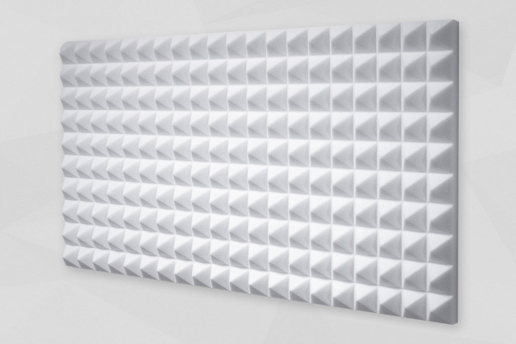 Diagonal stehende Melaminschaumstoffplatte in Pyramidenform zur Schallabsorption