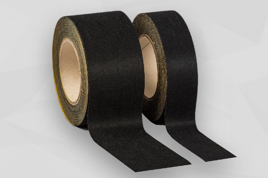 2 Rollen Vlies-Klebeband in zwei verschiedenen Breiten stehend nebeneinander