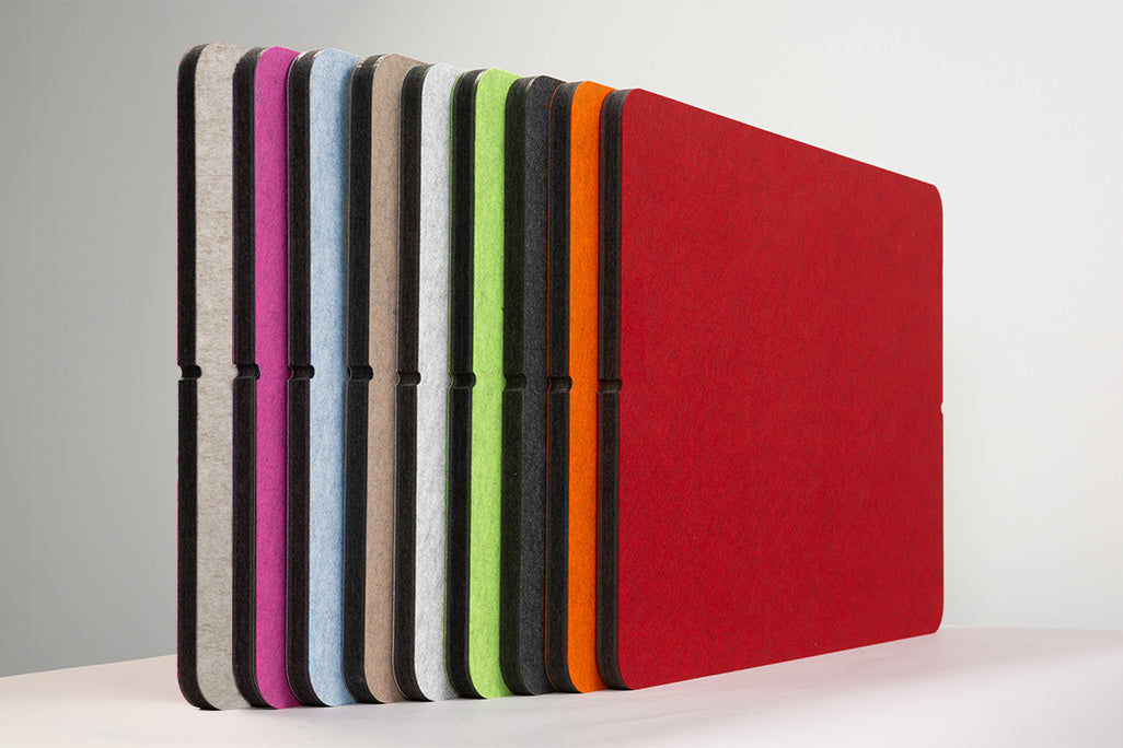 9 Tischtrennwände in unterschiedlichen Farben.